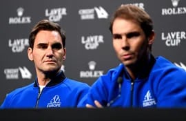 Roger Federer (i) y Rafael Nadal en la conferencia previa al comienzo de la Laver Cup, el último torneo que disputará el tenista suiza antes del retiro.