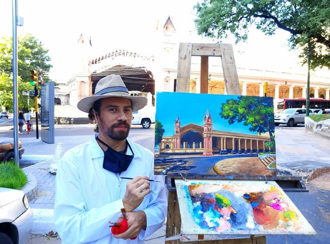 Arius Romero posa junto a su obra frente a la Estación Central del Ferrocarril.