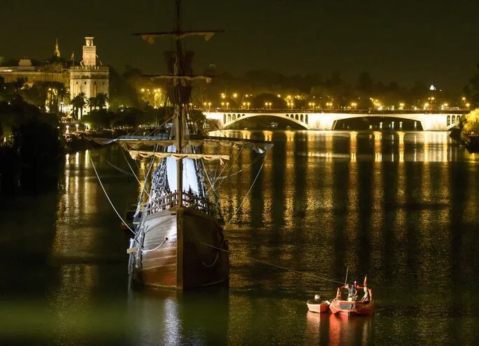 La Nao Victoria en el río Guadalquivir durante el espectáculo "Esfera mundi", protagonizado por La Fura del Baus en el Muelle de la Sal de Sevilla, dentro de los actos de la Conmemoración de la Primera Vuelta al Mundo.