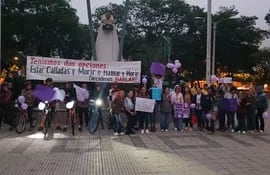 Mujeres se manifestaron para exigir justicia por casos de acosos y abusos sexuales en Coronel Oviedo.