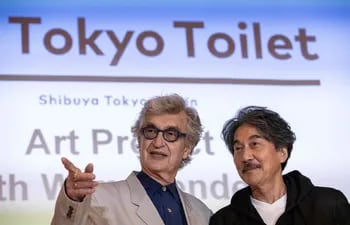 El cineasta alemán Wim Wenders y el actor japonés Koji Yakusho presentaron el proyecto cinematográfico "The Tokyo toilet", inspirado en la reforma de los baños públicos de Tokio.