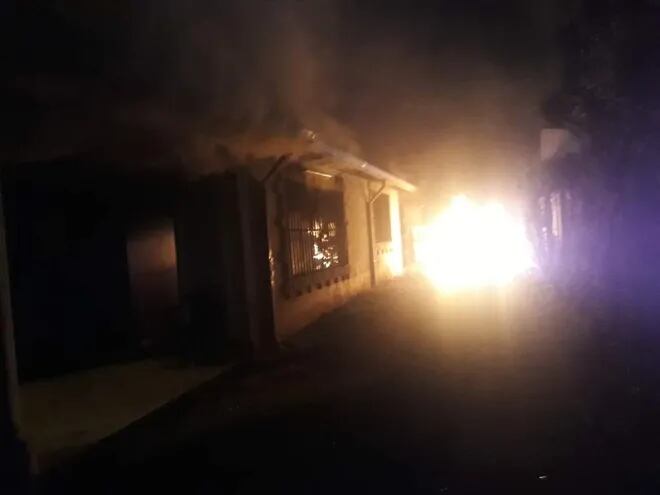 Parte de la vivienda y la camioneta que estaba en el garaje fueron destruidas por las llamas.