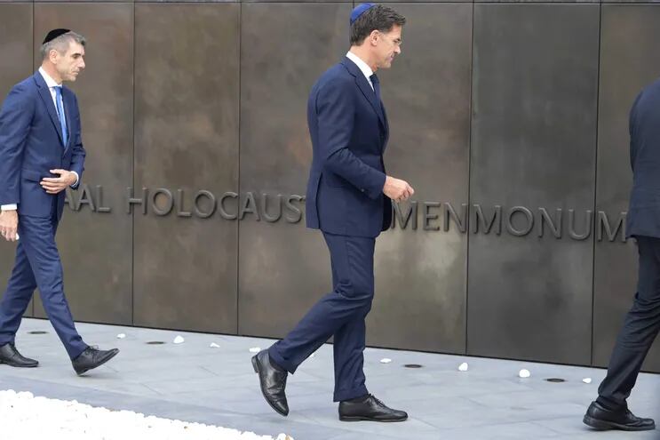 El primer ministro neerlandés Mark Rutte durante la instalación del Memorial del Holocausto, en Ámsterdam, Países Bajos.