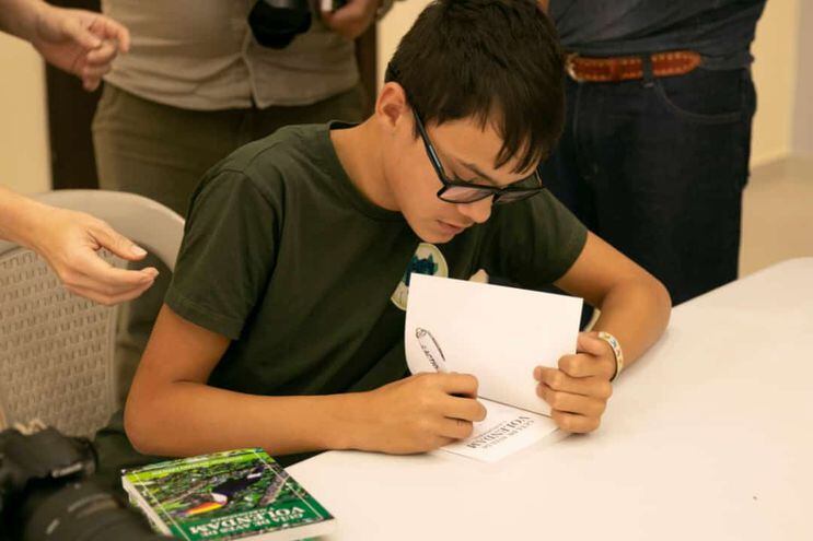 Dominic Oviedo Lowen, de 12 años, lanzó un libro sobre aves del Paraguay