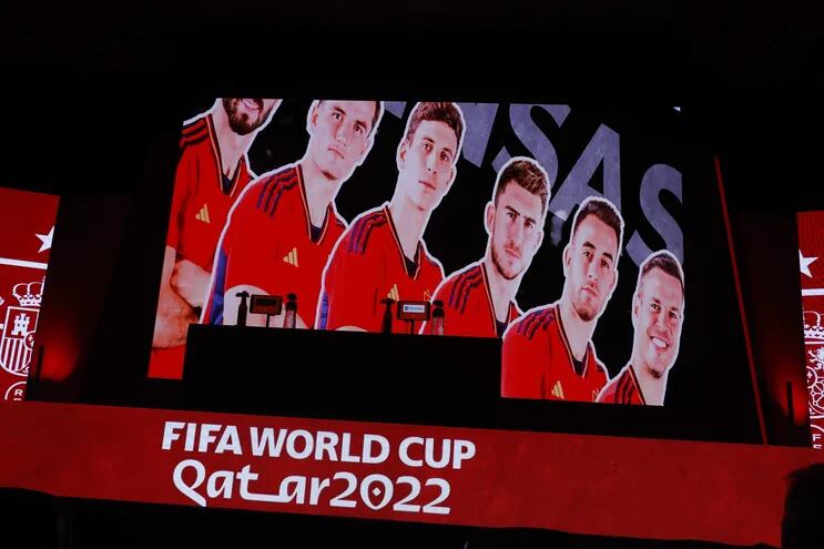 Una pantalla muestra a varios de los defensas elegidos (de izq a der) Hugo Guillamón, Pau Torres, Laporte, Éric García y César Azpilicueta que formarán parte de la selección española de fútbol para el Mundial de Qatar, durante la presentación de la lista de convocados, este viernes, en la Ciudad del Fútbol, en Las Rozas, Madrid.