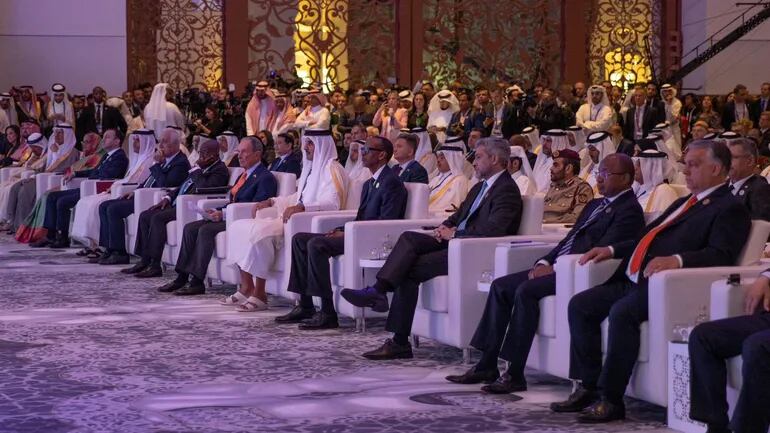 El presidente Mario Abdo Benítez (c) participó ayer de la apertura del Foro Económico de Catar, que se realiza en Doha.