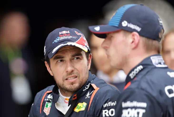 El mexicano Sergio Pérez (i) y el neerlandés Max Verstappen, piloto de Red Bull Racing.