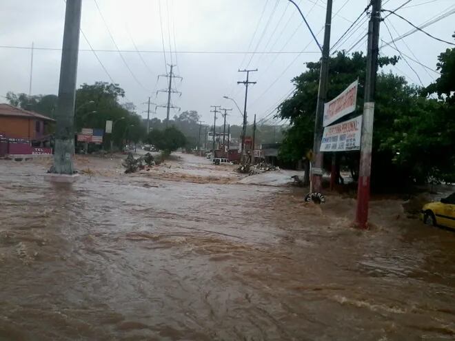 La falta de desagüe pluvial en Lambaré hace que en días de lluvia se formen peligrosos raudales.