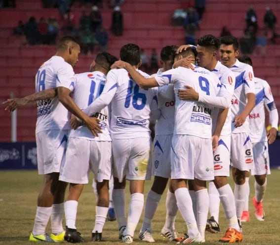 Festejo de gol de los futbolistas del San José Oruro, un club con participaciones internacionales que la próxima temporada competirá en la liga regional en Bolivia.