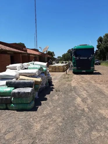 El pesaje de la carga se realiza en la base de operaciones de la Policía en Santa Rosa del Aguaray.