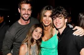 William Levy con sus hijos Kailey y Christopher y su ahora exesposa Elizabeth Gutiérrez.