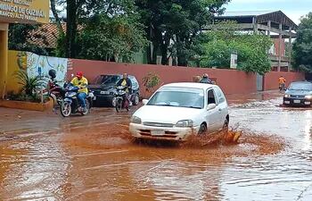 El acceso al colegio Santo Domingo de Presidente Franco quedó inundado.