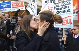 Mariana Gómez, con el pelo recogido, besa a su esposa.