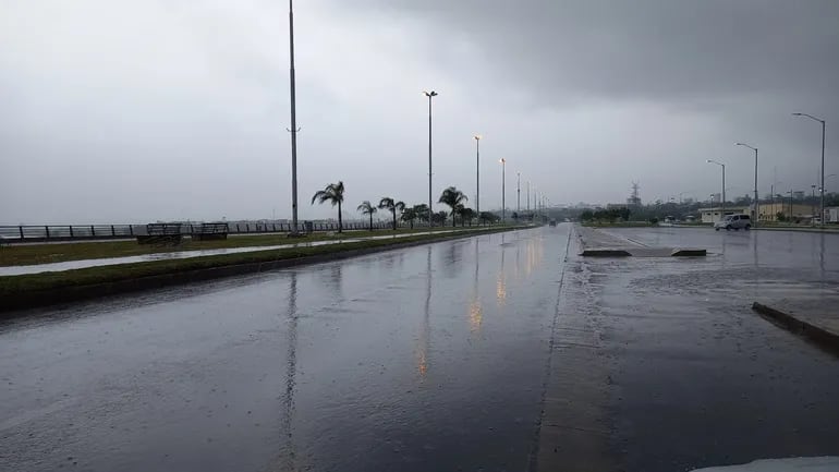 Vistas de la Costanera de Asunción, durante un día de lluvia.