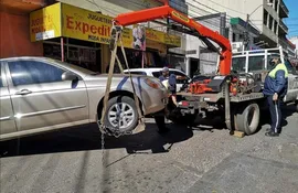 Imagen de referencia: un vehículo siendo retirado de la vía pública por la PMT.