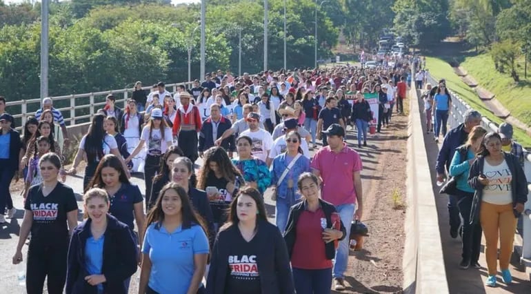 Tras la multitudinaria marcha por los derechos de Saltos a una compensación justa por parte de Itaipú, ahora conformaran una comisión transfronteriza para exigir justicia por los desaparecidos Saltos del Paraná,