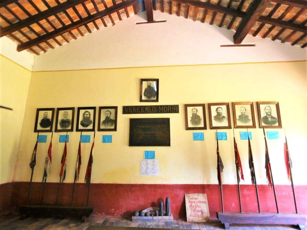 En el interior del museo Campamento Cerro León, se puede observar lo que había quedado de la cruenta guerra conta la Triple Alianza (1964-1970).