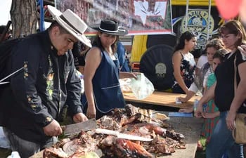 Para el festival gastronómico Kure Luque Ára se prevé la cocción de unos 10.000 kilos de carne.