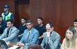 Los futbolistas de Vélez Sarsfield detrás de sus abogados en el caso de supuesto abuso sexual a una joven de 24 años en Tucumán, Argentina.