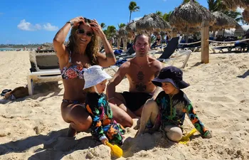 Chirola Ruiz Díaz y Anto Volpe con sus hijos Piero y Paulo en una playa dominicana.