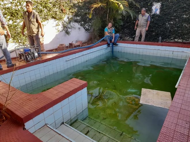 Intervienen piscina en casa abandonada en el barrio Ykua Sati de Asunción.