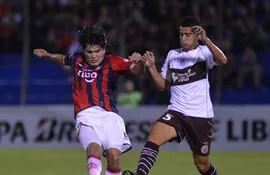 fidencio-oviedo-de-cerro-porteno-disputa-el-balon-con-un-jugador-de-lanus-durante-el-partido-por-la-fase-de-grupos-de-la-copa-libertadores-215337000000-1052786.JPG