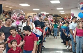 Decenas de personas con globos, carteles, flores y mucha añoranza de las familias esperaron durante horas la llegada de compatriotas.
