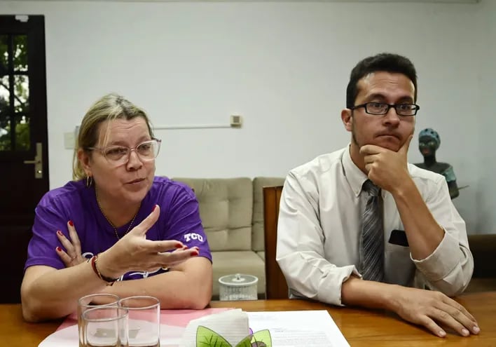 La directora Yudith Elizabeth Ros de Valdez y su abogado René Monges se defendieron de la denuncia, en el local de la Supervisión N° 0033 de capital.