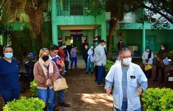 Personales de blanco y administrativos del Policlínico San Miguel de Villarrica exigen el pago de salarios atrasados.