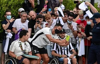 Cristiano Ronaldo se toma fotos con aficionado en su regreso al club de Turín.