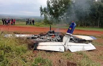 La avioneta incendiada en Araújo Cue. Según testigos, el propio piloto le prendió fuego.