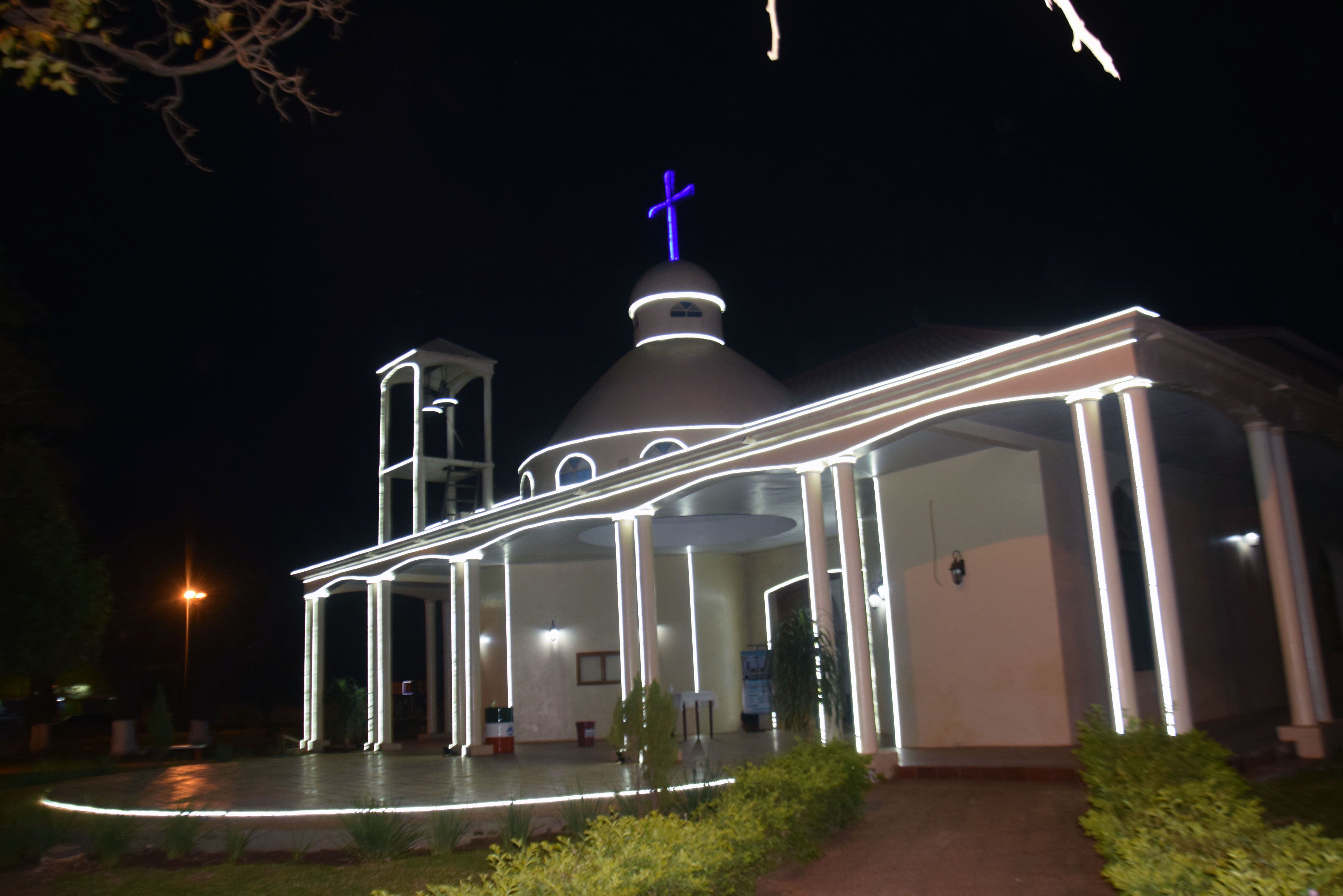 La nueva iluminación de la fachada de la Parroquia de San Juan Nepomuceno