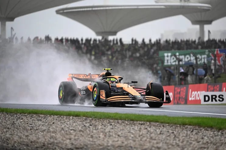 El McLaren del británico Lando Norris en la sesión clasificatoria de la carrera sprint del Gran Premio de China de la Fórmula 1 en el Circuito Internacional de Shanghái, en Shanghái, China.