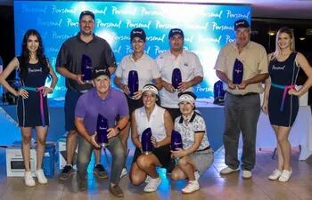 Los ganadores de las distintas categorías en el Asunción Golf Club (AGC) con la “Copa Personal”. (Gentileza)