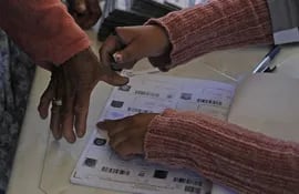 Una mujer emite su voto en La Paz, este domingo.