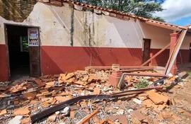 El techo de una de las aulas de la escuela Básica N° 152 San Roque González de Santa Cruz, de la ciudad de San Ignacio se desplomó por completo.