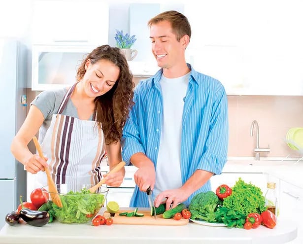 Hacer dieta en pareja, beneficia a la relación, ambos están en el mismo camino, juntos hacia un cambio a mejor, ya sea para perder peso o simplemente aprender a comer saludablemente.