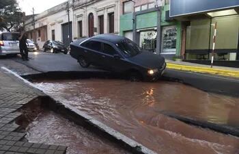 Más que un bache. Este vehículo cayó en en la enorme hendidura en Fulgencio R. Moreno e Independencia Nacional, del centro de Asunción.