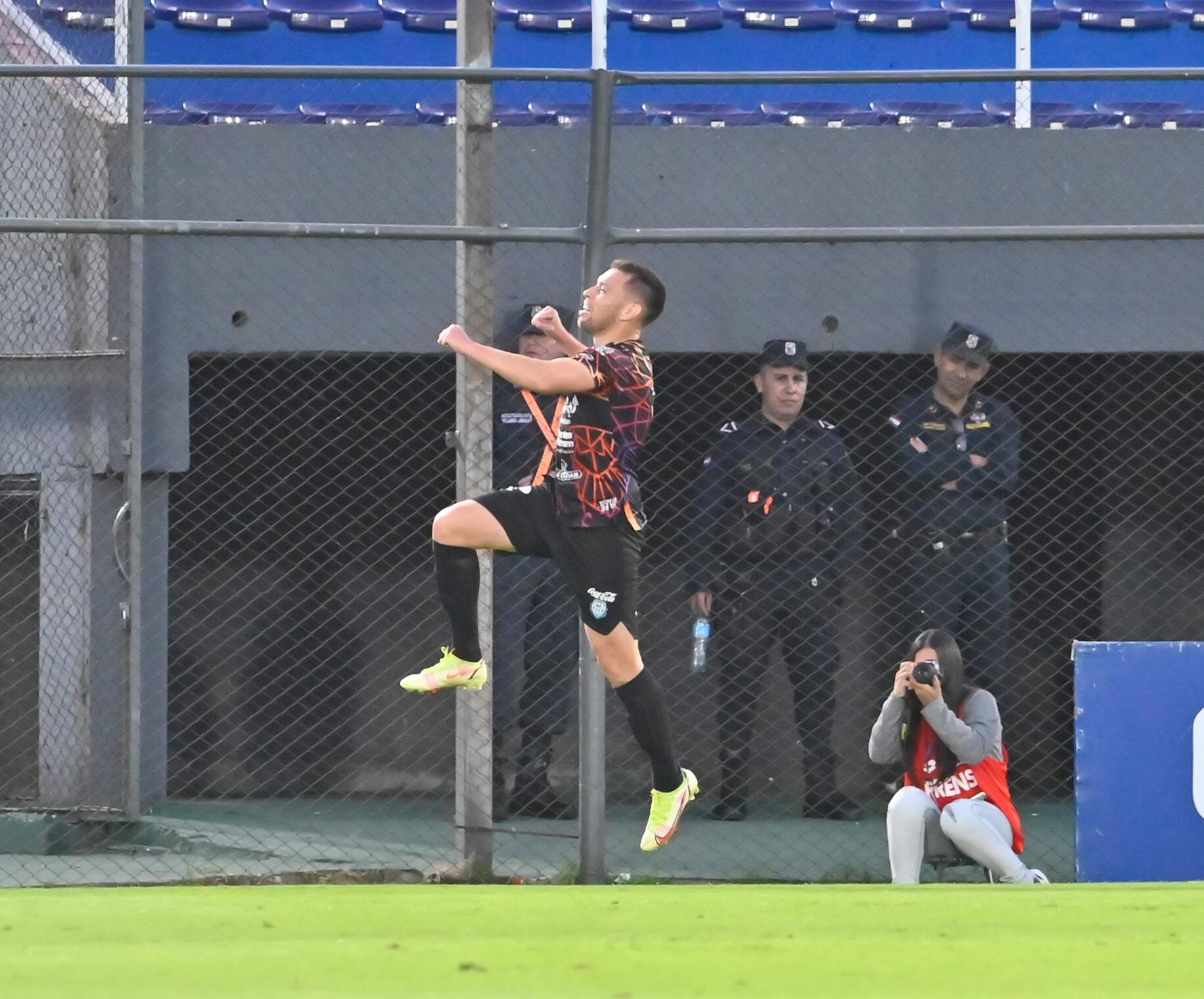 Nildo Viera salta para celebrar uno de sus dos goles en la victoria de Guaireña sobre Resistencia.