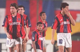 Los jugadores de Cerro Porteño lamentan la derrota por penales contra Barcelona de Guayaquil por las semifinales de la Copa Libertadores 1998 en el Defensores del Chaco.