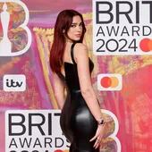 La cantante británica Dua Lipa posa en la red carpet de los BRIT Awards 2024 en Londres.
