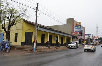 El centenario edificio de la ciudad de Guarambaré que se quiere demoler para convertir el lugar en estacionamiento de un supermercado