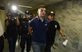 Hector Grau imputado como el presunto agresor que dejo con fracturas el rostro de Benjamín Zapaga llega a la audiencia de revisión de medidas menos gravosas a la prisión preventiva.