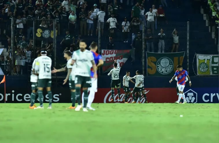 Jugadores del Palmeiras celebran el gol de Arthur ante Cerro Porteño en La Nueva Olla.