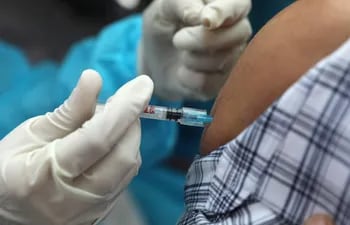 Srinagar (India), 13/07/2021.- A man receives a shot of vaccine against COVID-19, during Vaccination drive in Srinagar, the summer capital of Indian Kashmir, 13 July 2021. EFE/EPA/FAROOQ KHAN
