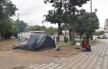 Miembros de comunidades indígenas de Itakyry continúan acampando en la Plaza de Armas, a la espera de respuestas sobre el desalojo de las que tierras que ocupaban, ocurrido la semana pasada.