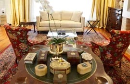 los-sofas-de-esta-residencia-le-confieren-un-concepto-eclectico-antiguos-objetos-fusionados-con-los-nuevos-muebles-de-estilo-ingles-y-otros-contempo-202045000000-1398500.jpg
