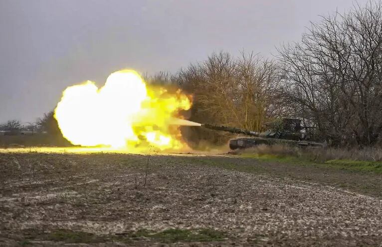 Un tanque ruso dispara en la región de Jersón, en el sur de Ucrania.