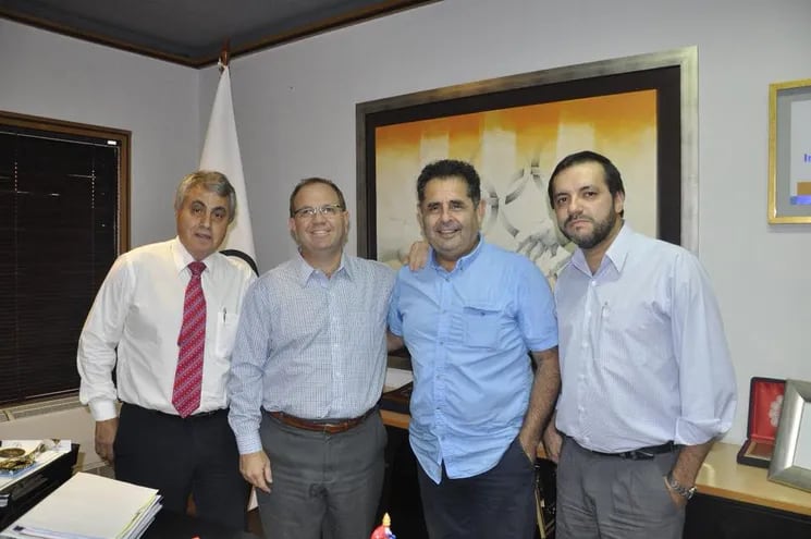 Blas Garcete (camisa celeste) es el presidente de la Confederación Paraguaya de Handball.