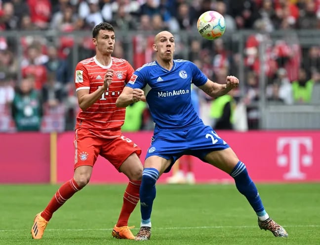 Benjamín Pavard (i), del Bayern, disputa el balón con Michael Frey, del Schalke 04, durante el partido de ayer.